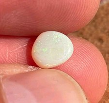 White opal coober pedy 71ct - white,