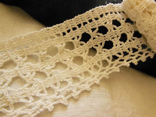 Dentelle large ancienne