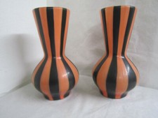 PAIRE DE VASES AN 50 EN PLASTIQUE ORANGE ET NOIR