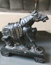 Figurine Cheval Guerre Antique Harnaché  En Pierre De Basalte Noire/Dim 18x18 cm
