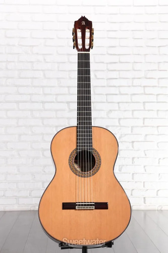 Alhambra classical guitar - p,