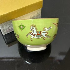 Bol à thé japonais en émail Moegi motif cheval et trésors Chawan vert clair