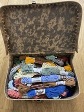 Ancien jouet Valise mallette en carton et 36 échevettes de mouliné DMC