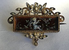 XIXè BROCHE VERMEIL ET EMAIL DEMI-PERLES . AMOUR JOUANT DE LA FLUTE. .. 393
