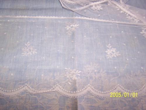 Ancienne dentelle brodée sur
