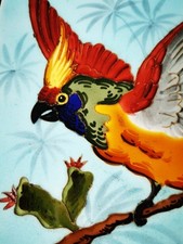 Superbe dessous de plat en céramique émaillée en relief à décor de perroquet