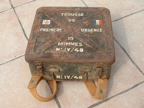 Boîte pharmacie armée - à,
