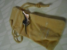 BOUTONNIERES CONCORDE AF ARTHUS BERTRAND COULEUR ARGENT EN POCHETTE SUEDINE AF