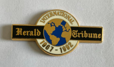 101 - Pin's JOURNAL NEW-YORKAIS INTERNATIONAL HERALD TRIBUNE - ARTHUS BERTRAND