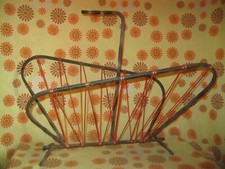 Vintage 60s Ancien PORTE-REVUES JOURNAUX en FER FORGÉ et SCOUBIDOU Revue Journal