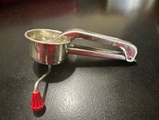 RARE ET ANCIENNE RAPE A FROMAGE GUILLOUARD NANTES VINTAGE MAIS NEUVE