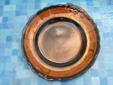 Assiette décorative à motifs et couleur cuivrés. Avec une accroche murale