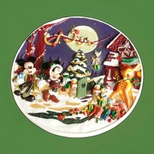 Superbe assiette de noël mickey signée  Disney land paris en porcelaine