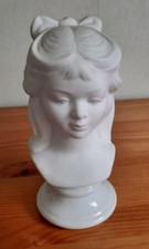 Buste Jeune Fille en biscuit