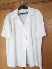 Beau chemisier en soie beige