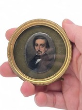 Miniature Homme Fixé Sous