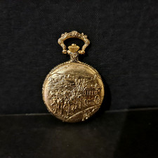 Montre à gousset (reproduction) en métal à décor réhaussé d'un carrosse