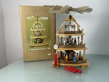 Pyramide de Noël des Monts Métallifères 44 x 28 x 21 cm. Excellent état