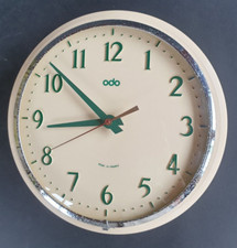 Pendule murale Odo, coloris crème, chiffres et aiguilles vertes. Vintage