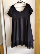 Robe courte noire sans manches doublée haut dentelle "Miss Astor". Taille 44.