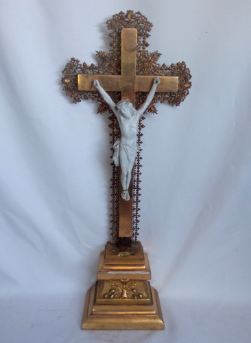 Ancien crucifix sur - , socle