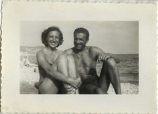 PHOTO ANCIENNE - VINTAGE SNAPSHOT - COUPLE AMOUREUX PLAGE MAILLOT BAIN - BEACH