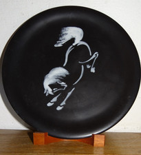 Belle Assiette Vintage Noir Mat à Décor Emaillé Cheval Cabré Signée J.G Flamand