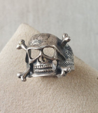 Ancienne bague, tête de mort avec os, casque allemand, en argent massif