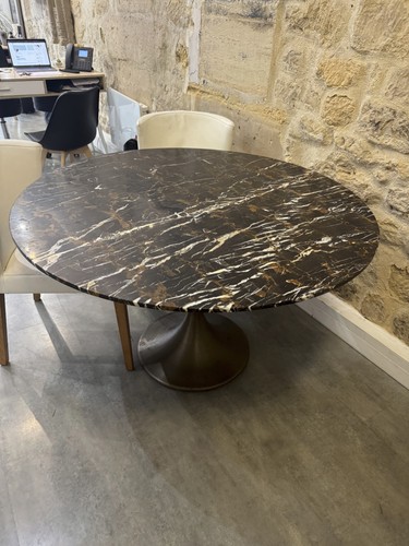 Table ronde noir avec - table, veines