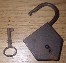 Ancien cadenas en fer avec clé d’origine – fin XIXᵉ / début XXᵉ – fonctionne