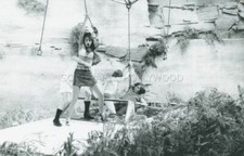 LOUIS DE FUNES GERALDINE CHAPLIN SUR UN ARBRE PERCHE 1971 PHOTO ORIGINAL  #3