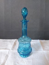 Carafe ancienne en verre moulé bleue