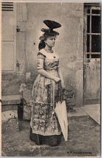 71 MACON - une Maconnaise (pli central)