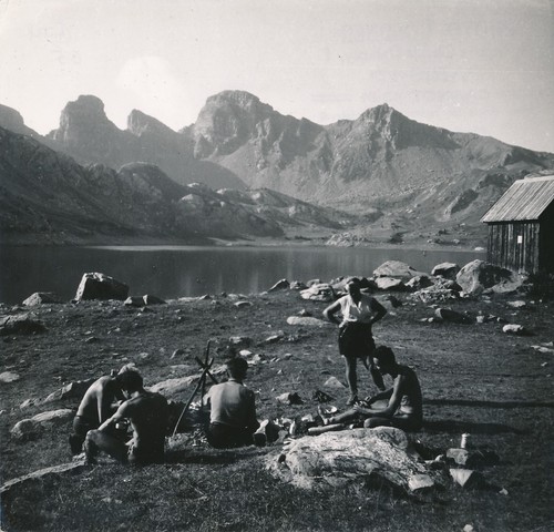 Allos 1950 famille - allos, c.