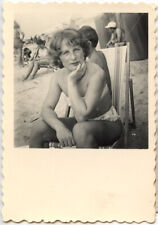 Portrait jeune femme assise chaise longue plage - photo ancienne an. 1949
