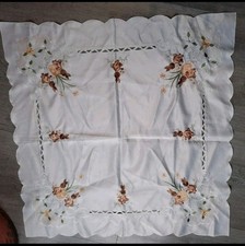 Nappe à Thé Carrée / Centre de Table - Broderie Lapins & Fleurs -...