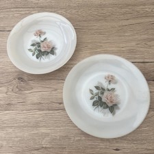 Lot de 2 assiettes Arcopal Thème Roses Plate et Creuse. Années 70