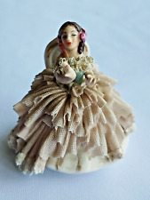 sujet en porcelaine Dame romantique assise sur un siège robe dentelle porcelaine