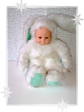 ⑥ - Poupon Poupée Déguisée en Lapin Blanc Vert  Yeux Rouges  Anne Geddes 40 cm