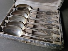 12 petites Cuillères en