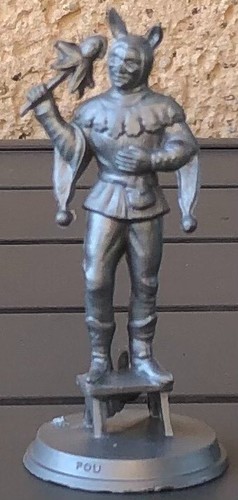 Figurine fou avec tabouret - figurine,