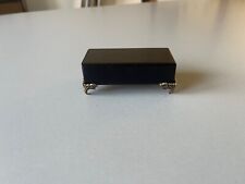 socle pour maquette et figurine en bois peint en noir avec pieds en bronze 4x8m