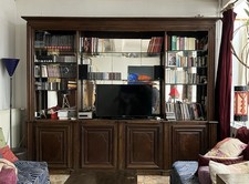 Bibliothèque en noyer, début XXème, avec miroir intégré, très bon état d'usage