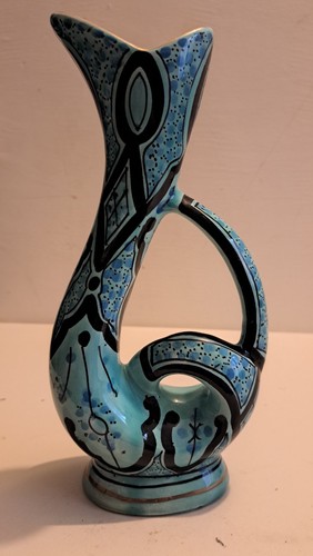 Vase céramiques peint la - en, a