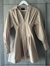 Robe beige dos lacé cintrée 