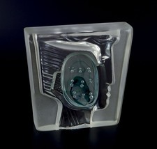 Murano, Italy.  Sculpture en verre d'art. Motif du visage d'une femme. Pièce ...