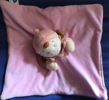 DOUDOU Plat Rose Poupée MOTS D'ENFANTS BE