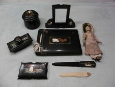 Ensemble de bureau bois laqué et poupée Indochine / Vietnam années 50