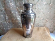 SHAKER - EN MÉTAL ARGENTÉ - PAS OU PEU UTILISÉ - DANS SON JUS - 22 cm de HAUT