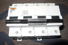 DISJONCTEUR TETRAPOLAIRE 80A. MERLIN GERIN TRIPHASE +N 80 AMPERES 4POLES PC.10KA